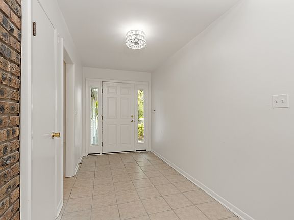 2nd image of 52 Lincolnshire Dr