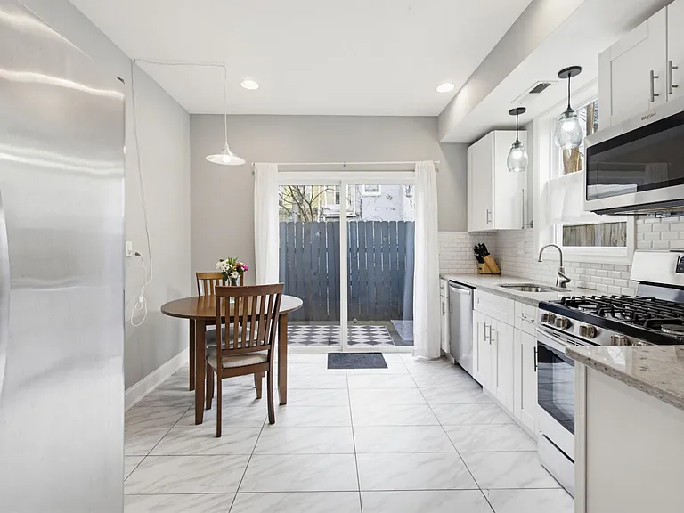 1429 Olive St — Photo 5