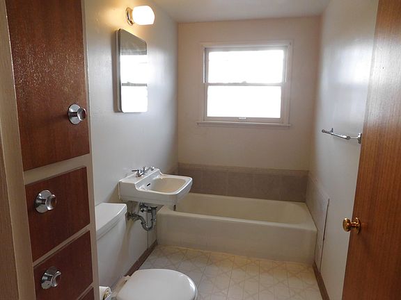 2nd image of 525 W Meridian Ave