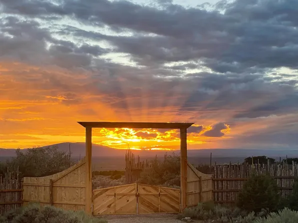 41 Dulcimer Road, Questa, NM 87556