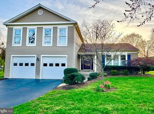 13611 White Barn Ln, Herndon, VA 20171
