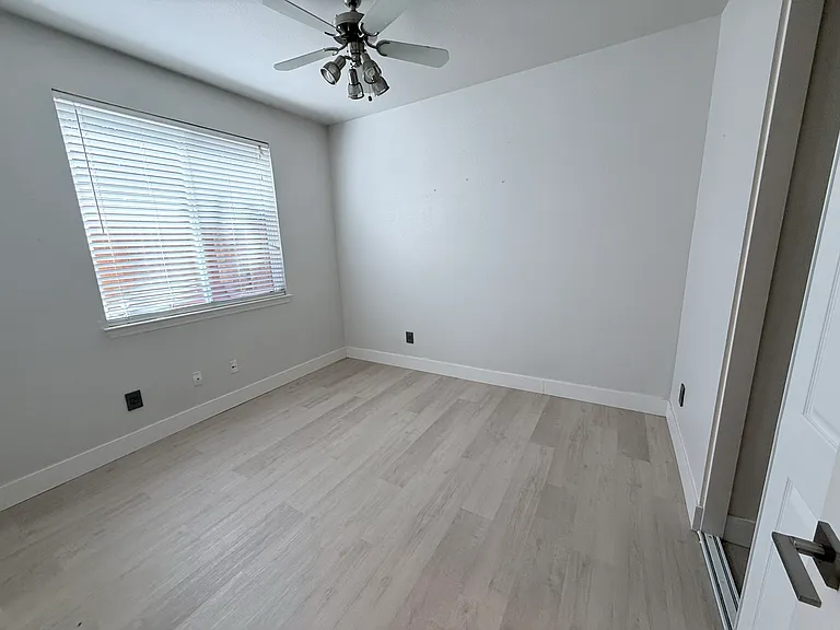 972 Cameron Dr — Photo 16