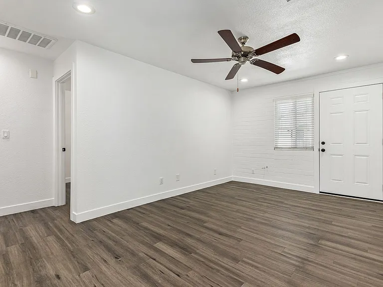 2539 W Pierson St — Photo 11