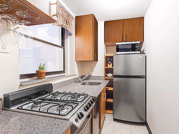 3rd image of 135 W 58th St APT 4D