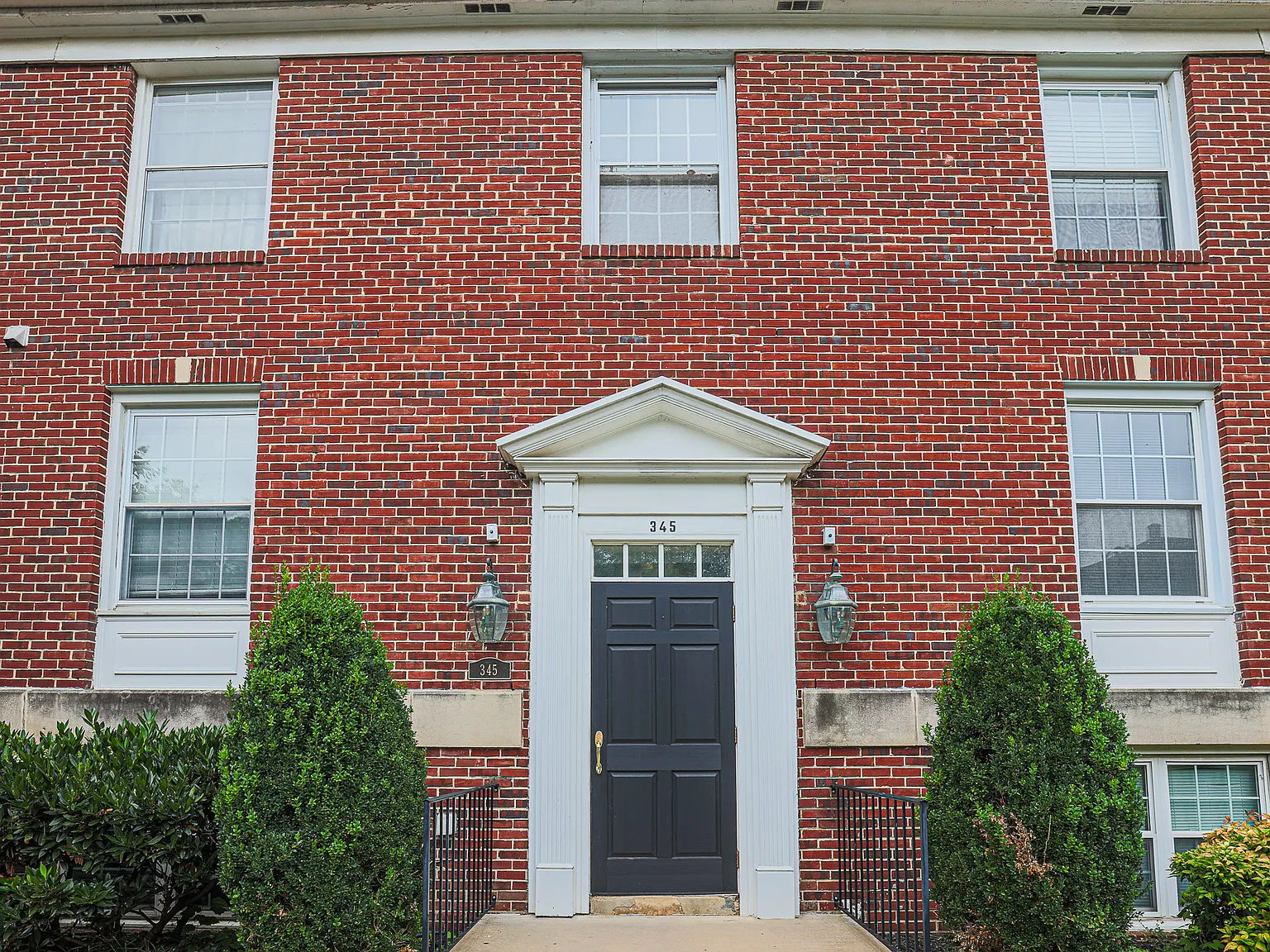 2 bed, 1100 sqft, $2,200 — Photo 1