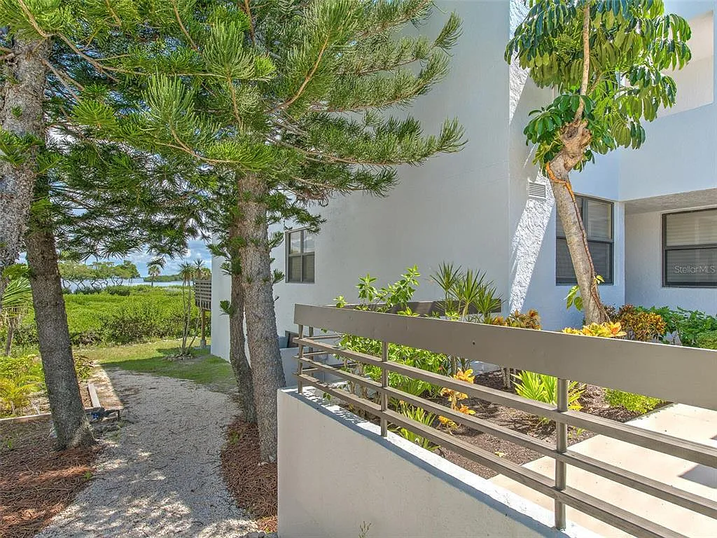 2 bed, 2.0 bath, 1601 sqft, $6,000 — Photo 3