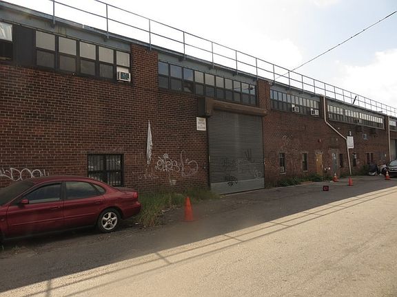 5th image of 338 Moffat St APT A
