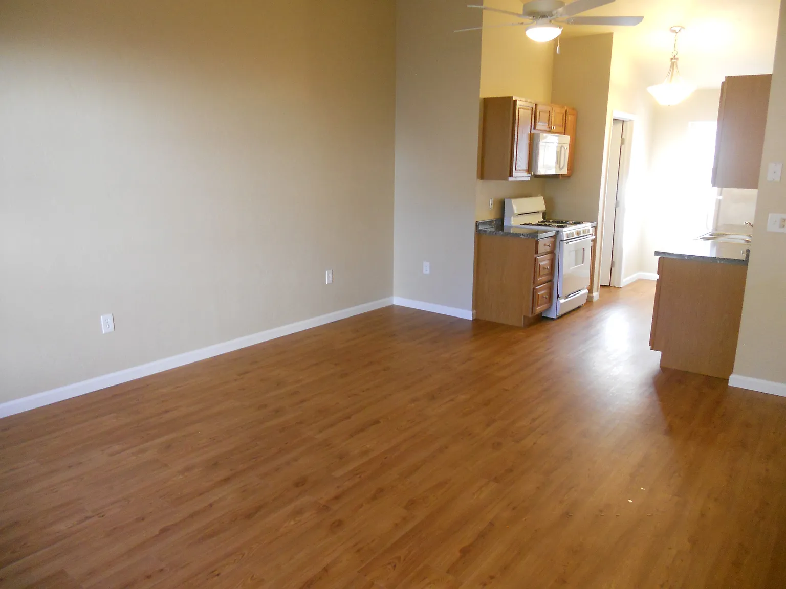 2 bed, 1000 sqft, $1,400 — Photo 2