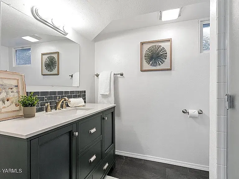 Charming Basement Unit in Yakima Available for Rent — Photo 4