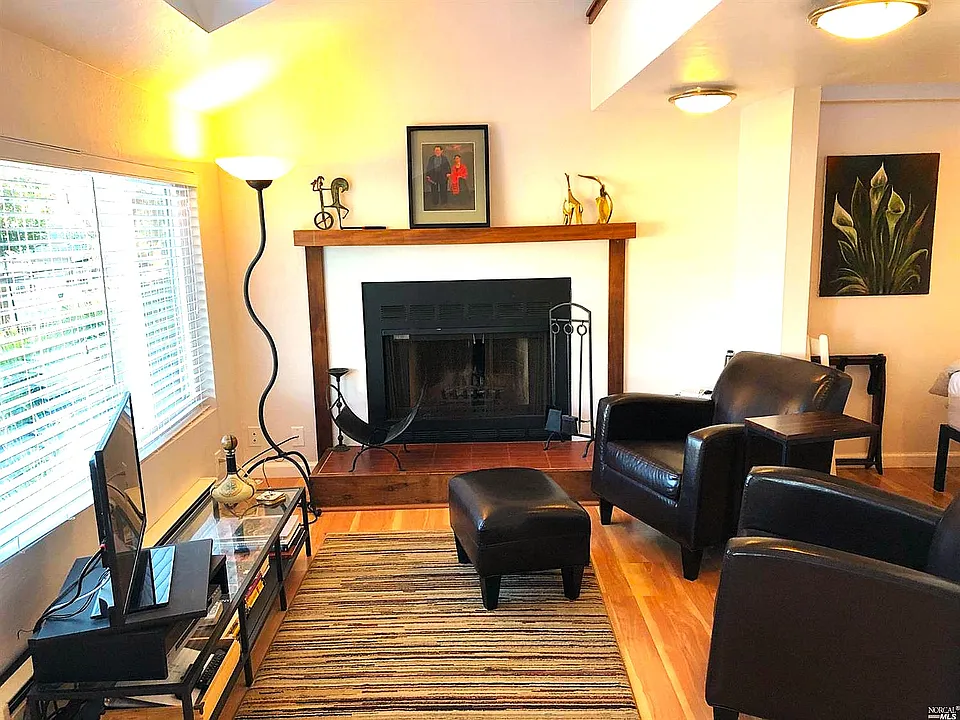 2371 Vista Del Mar Ln