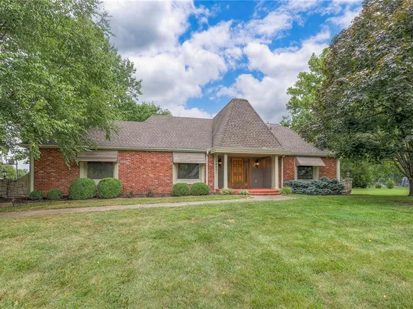 14901 S Rosehill Rd, Olathe, KS 66062