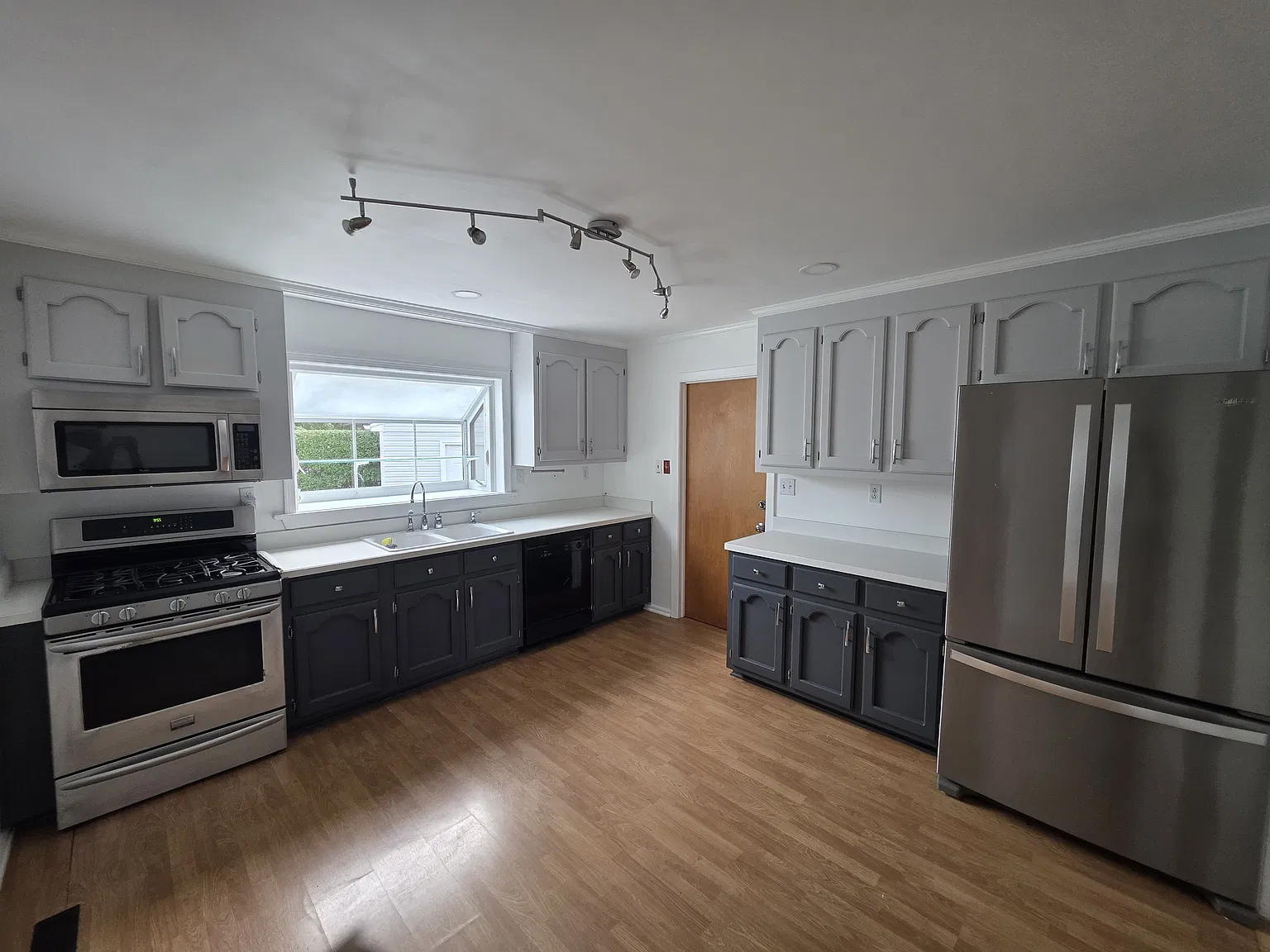 4 bed, 2296 sqft, $2,850 — Photo 2