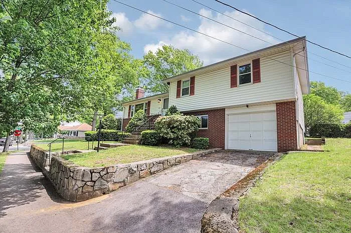 122 Puritan Dr — Photo 1