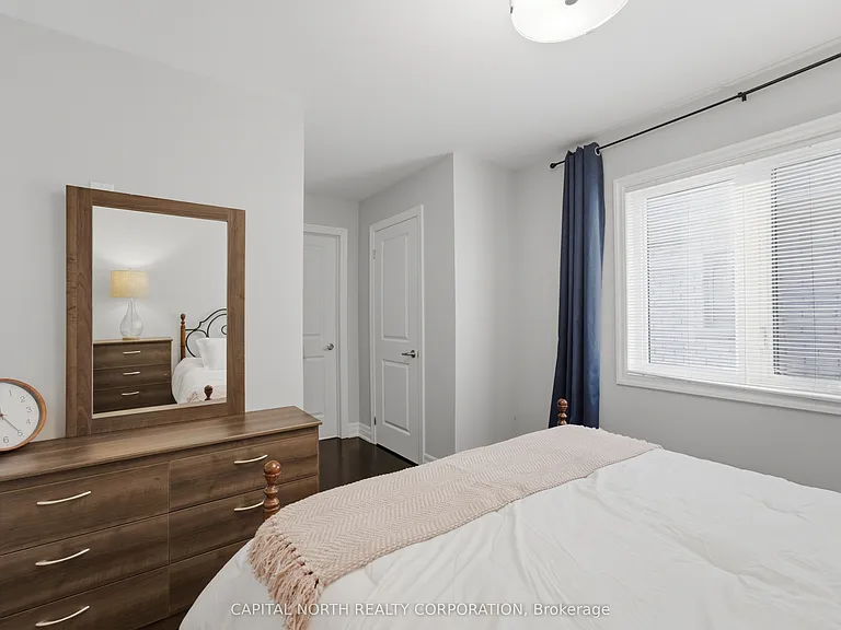 18 Alex Campbell Cres — Photo 27
