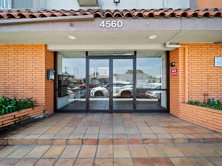 Valencia Apartments — Photo 12