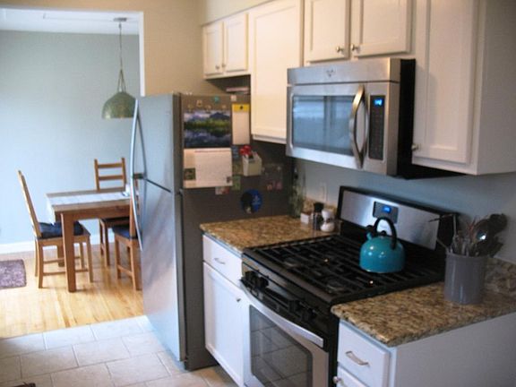 Granite counter decorate this great kitchen area