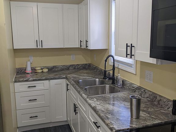 5th image of 305 E Southern Dr