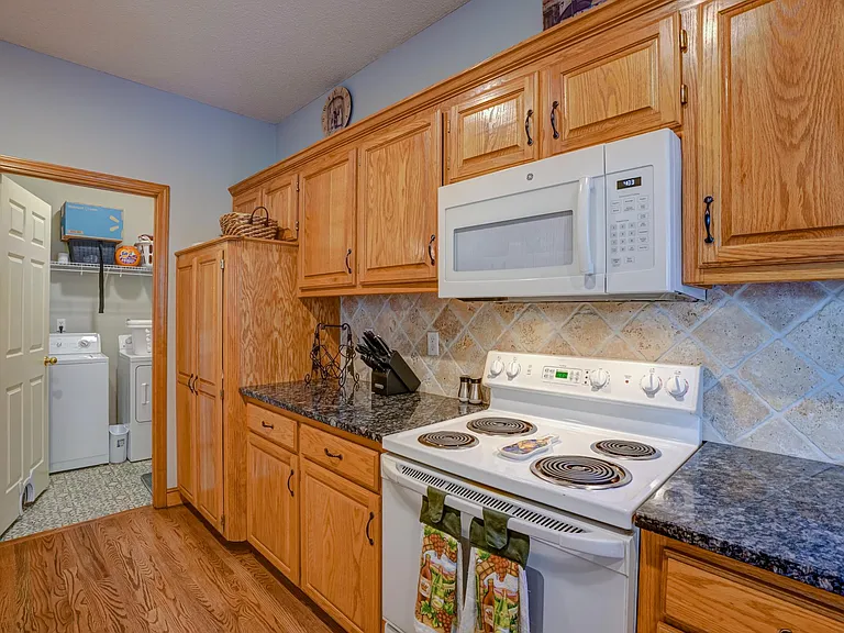 569 Crabapple Ln — Photo 11