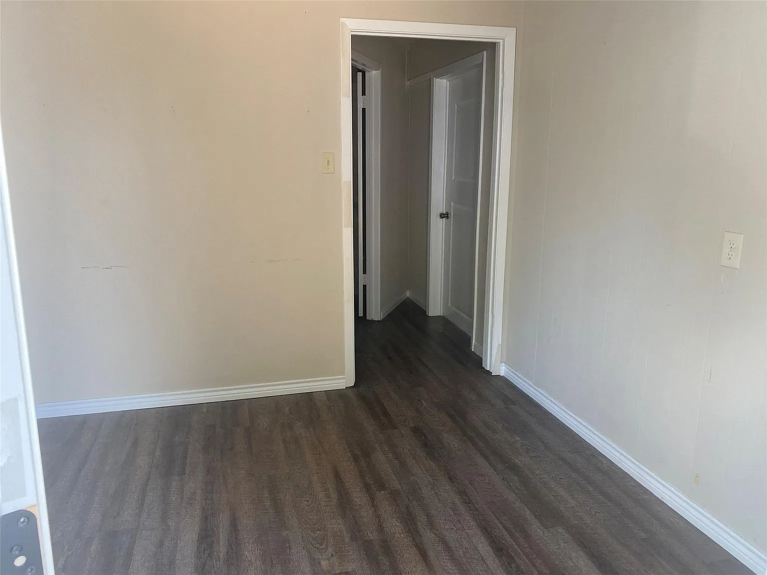 Studio, 300 sqft, $400 — Photo 1