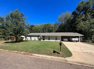 2402 Maple Dr, Starkville, MS 39759