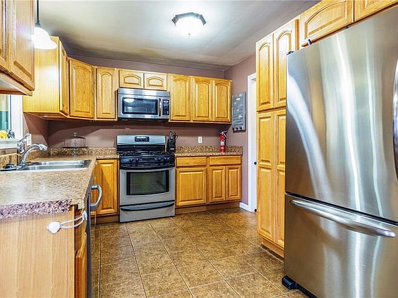 5th image of 2302 Breezewood Dr
