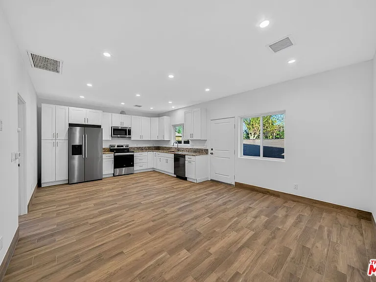 17625 Burbank Blvd — Photo 10