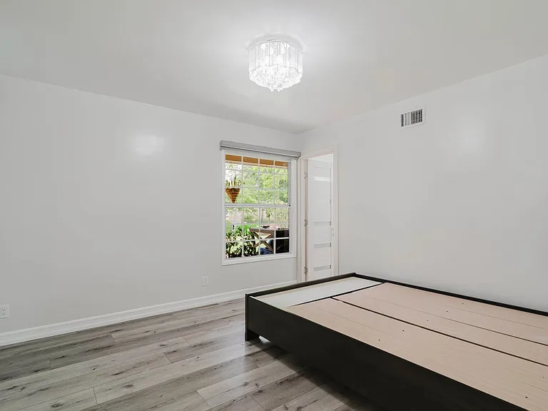 22515 Haynes St — Photo 20