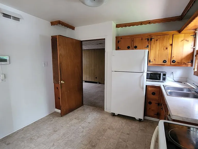 2236 Corbett Ave — Photo 7