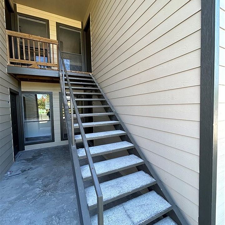 1st image of 1020 W McNeese St APT 1H