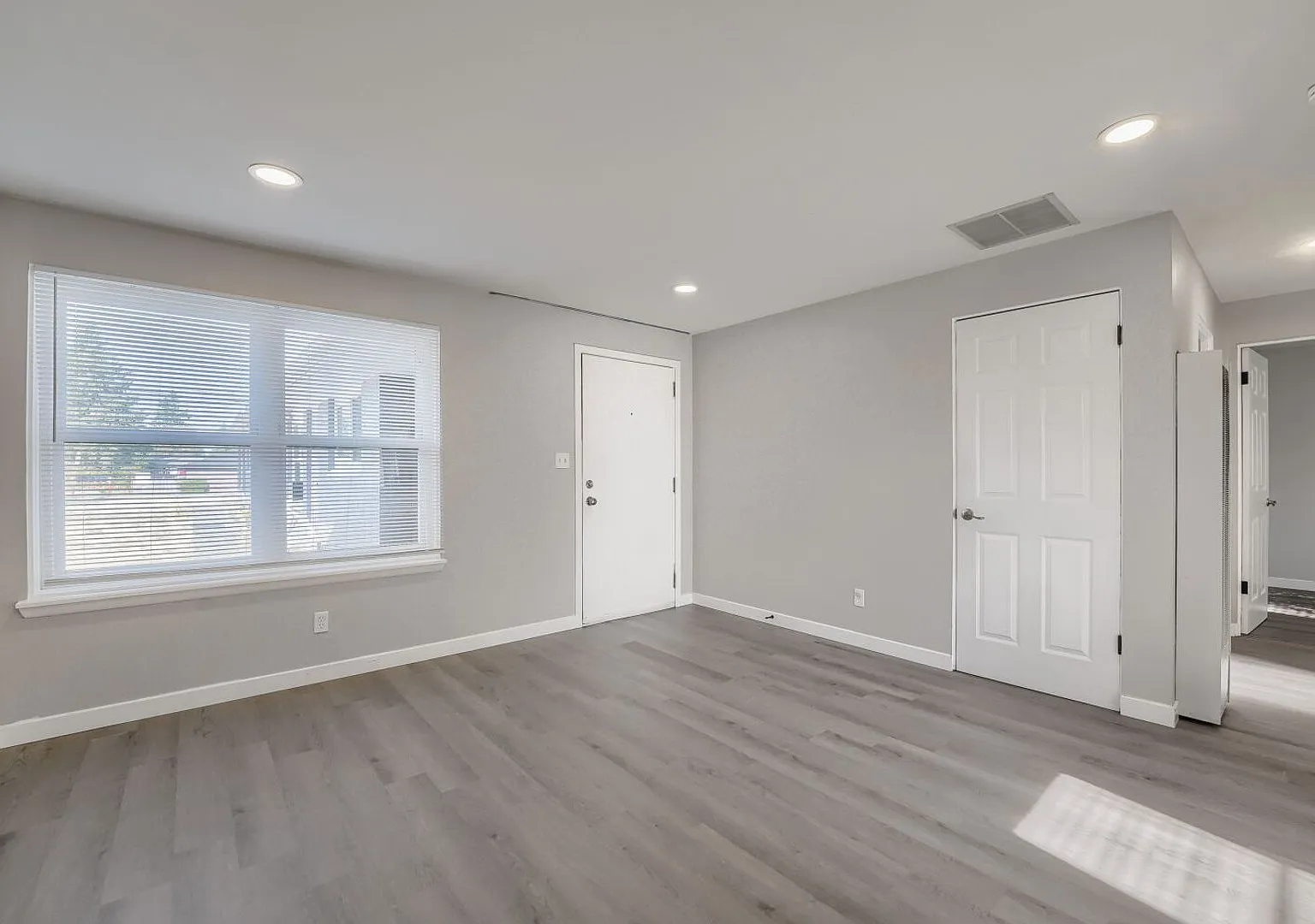 Charming 2bed/1bath Apartments in Lakewood! — Photo 4