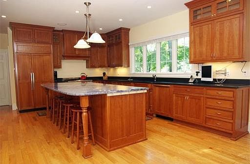 3rd image of 8 Woodlawn Ave