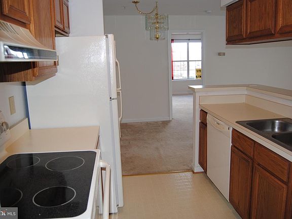 4th image of 102 Grosvenor Ln APT 201