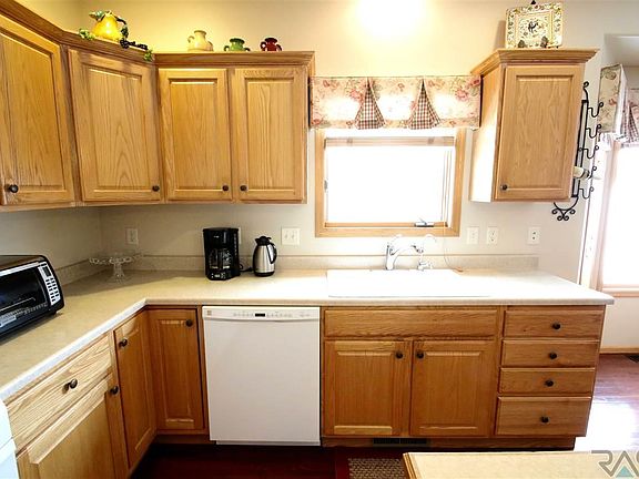 5th image of 712 E Greenbrier Pl