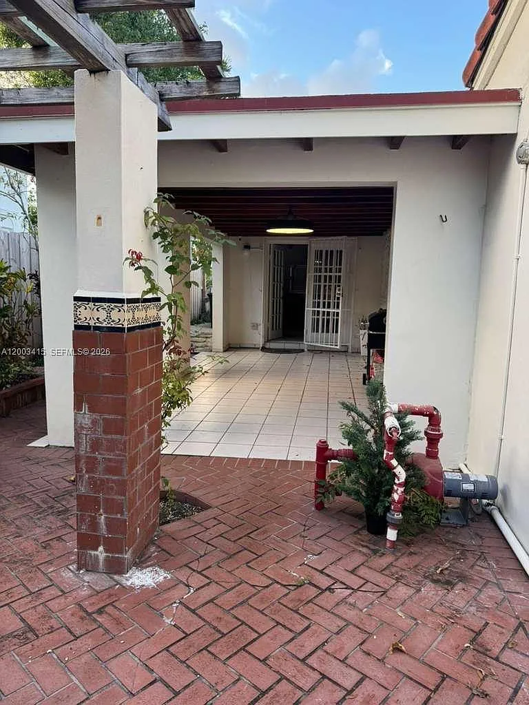 Building Photo - 3600 SW 26th St #33133