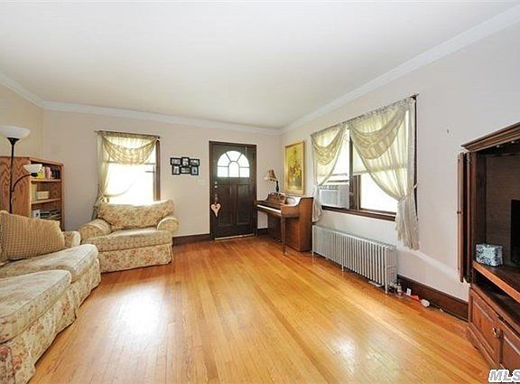 2nd image of 118 New York Ave