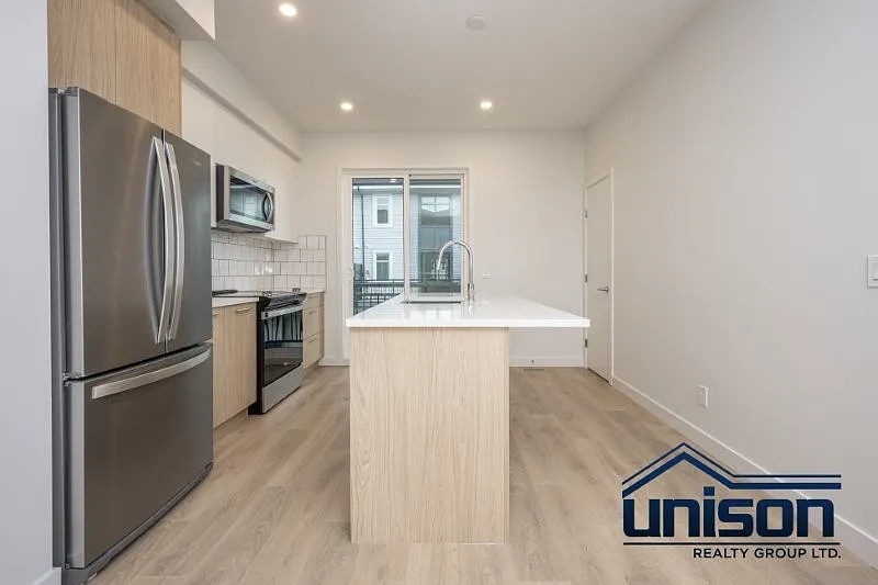 3 bed, 2.5 bath, 1345 sqft, $2,300 — Photo 3