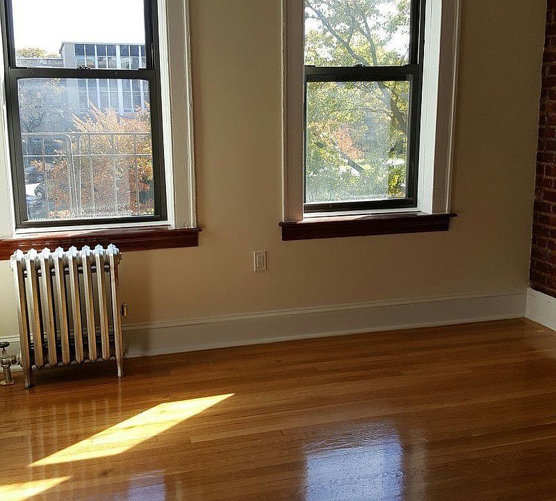 2nd image of 2170 Crescent St APT A1
