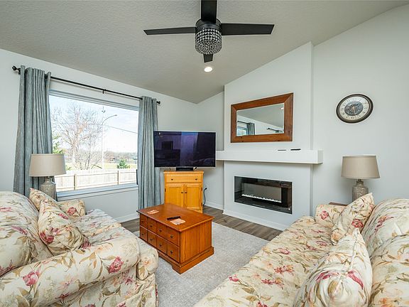 3rd image of 2412 Whispering Ridge Dr