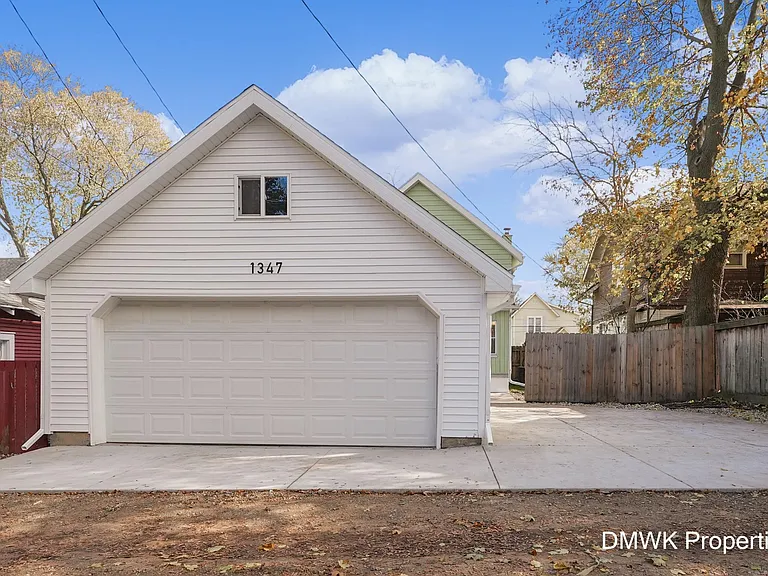 Detached 2 stall Garage & Off Street Parking