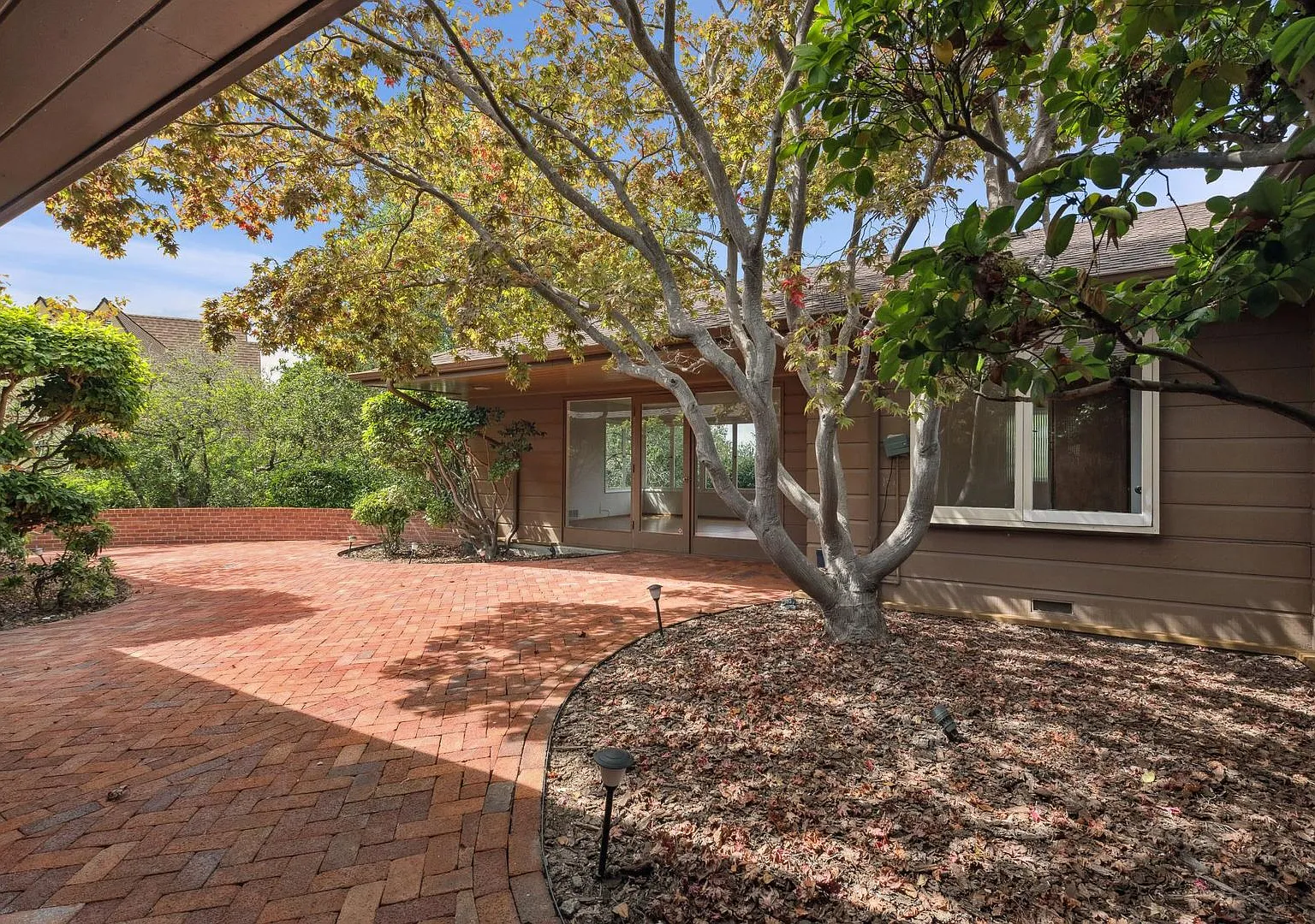 Modern Mid-Century 4 Bedroom, 3 Bath 2,200 SF Home in Oakland Hills || Border Piedmont — Photo 1