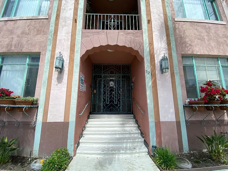 521 E 3rd St — Photo 2