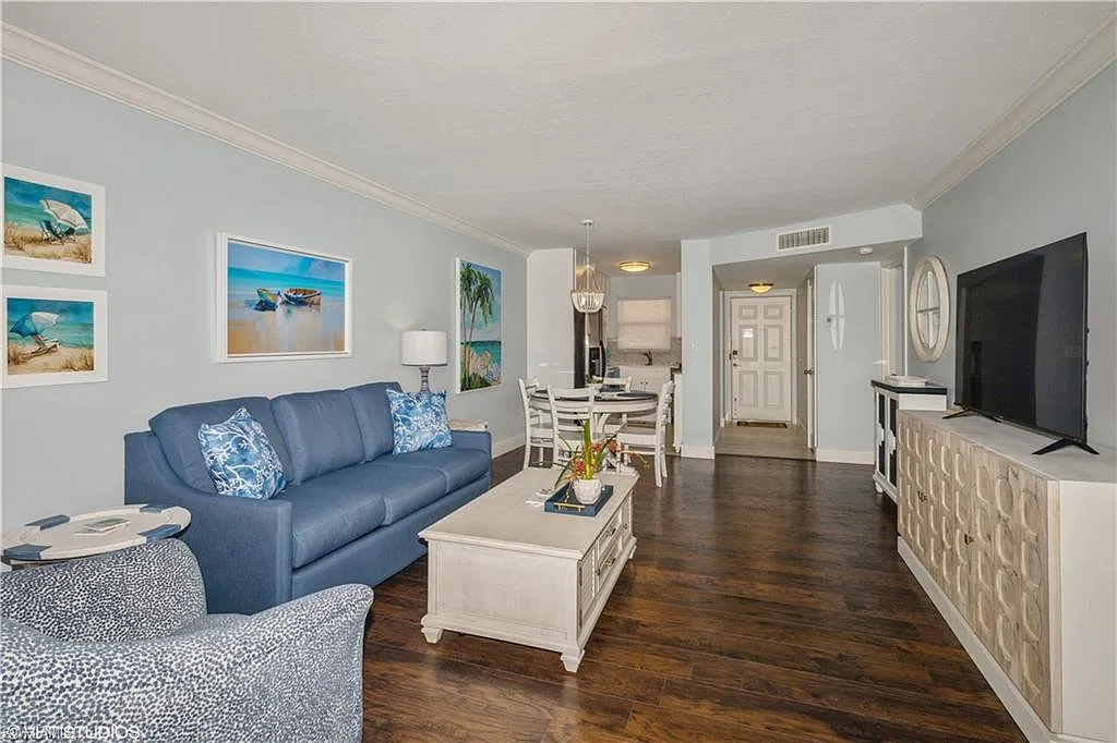 2 bed, 2.0 bath, 842 sqft, $3,750 — Photo 2