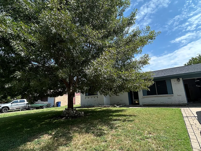 401 Lena Ln — Photo 7
