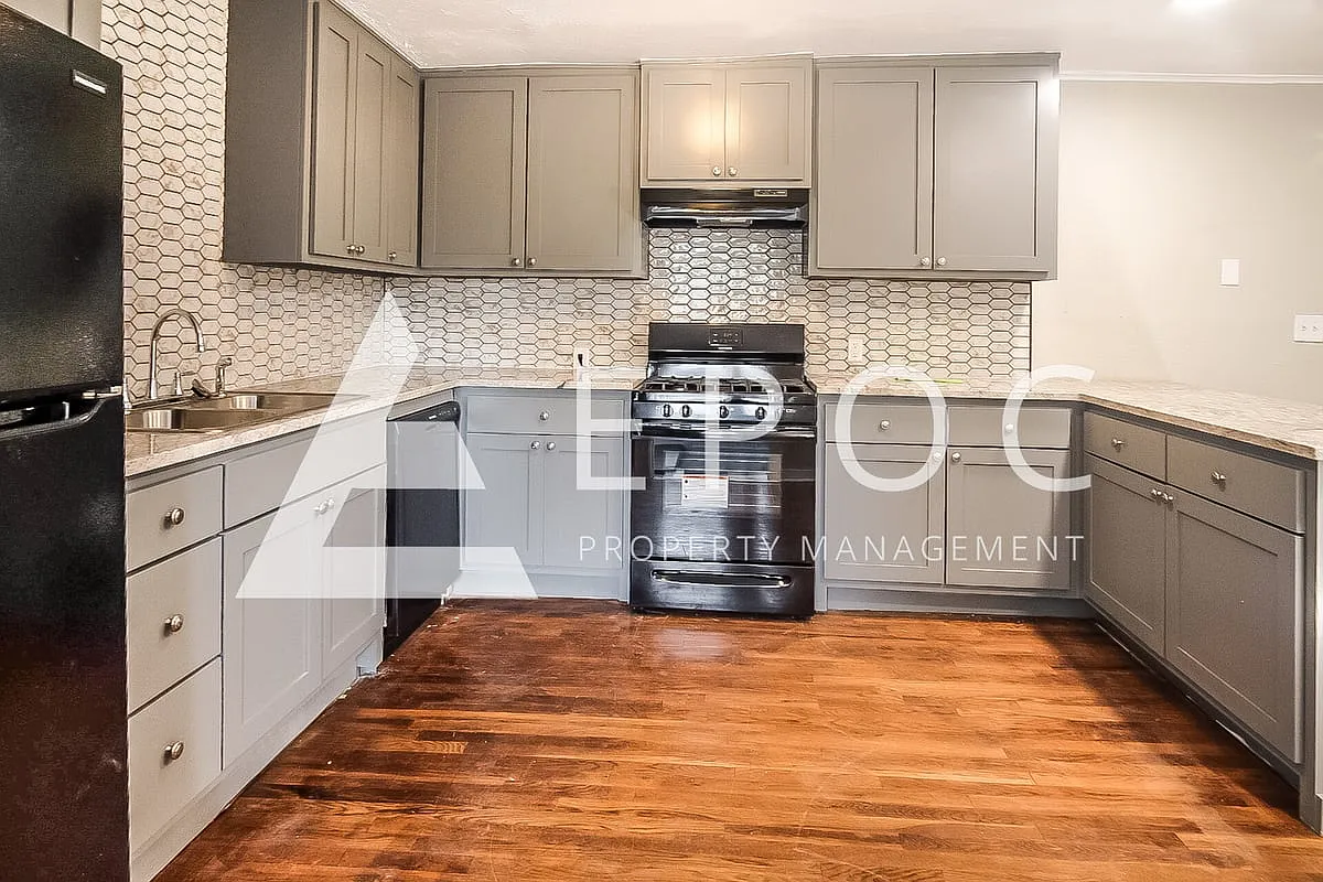 5387 W 1st St — Photo 3