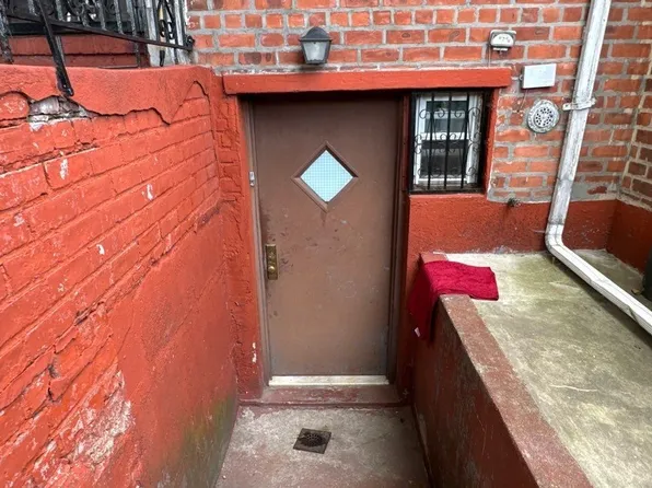 112 East 45th Street image 3 of 4