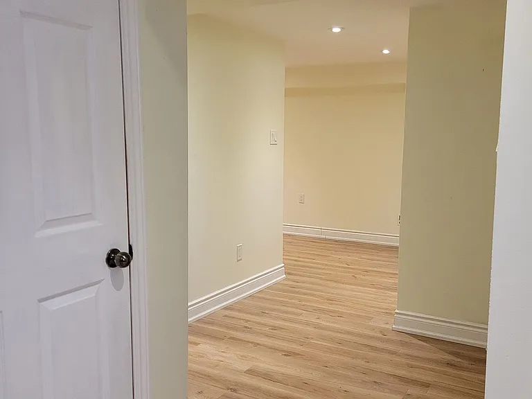 42 Ambleside Cres #LOWER — Photo 2