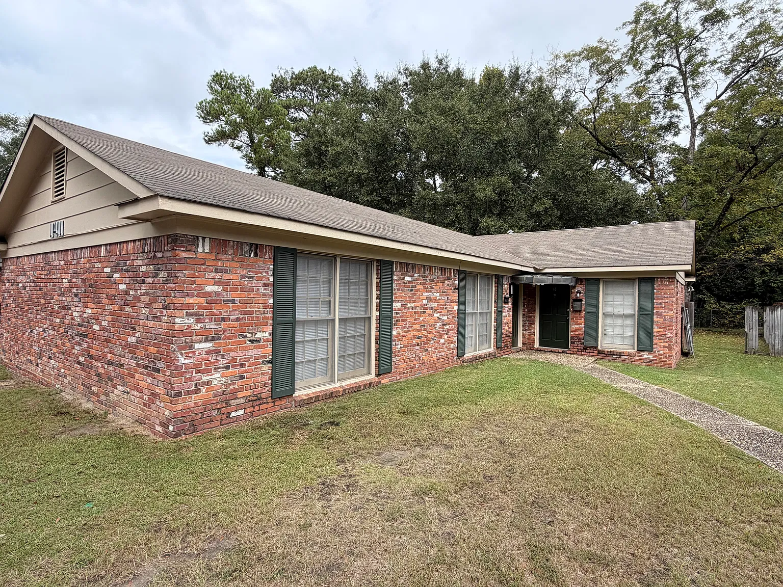 2 bed, 1.0 bath, 881 sqft, $995 — Photo 2