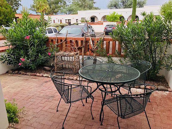 Cute patio, park in front