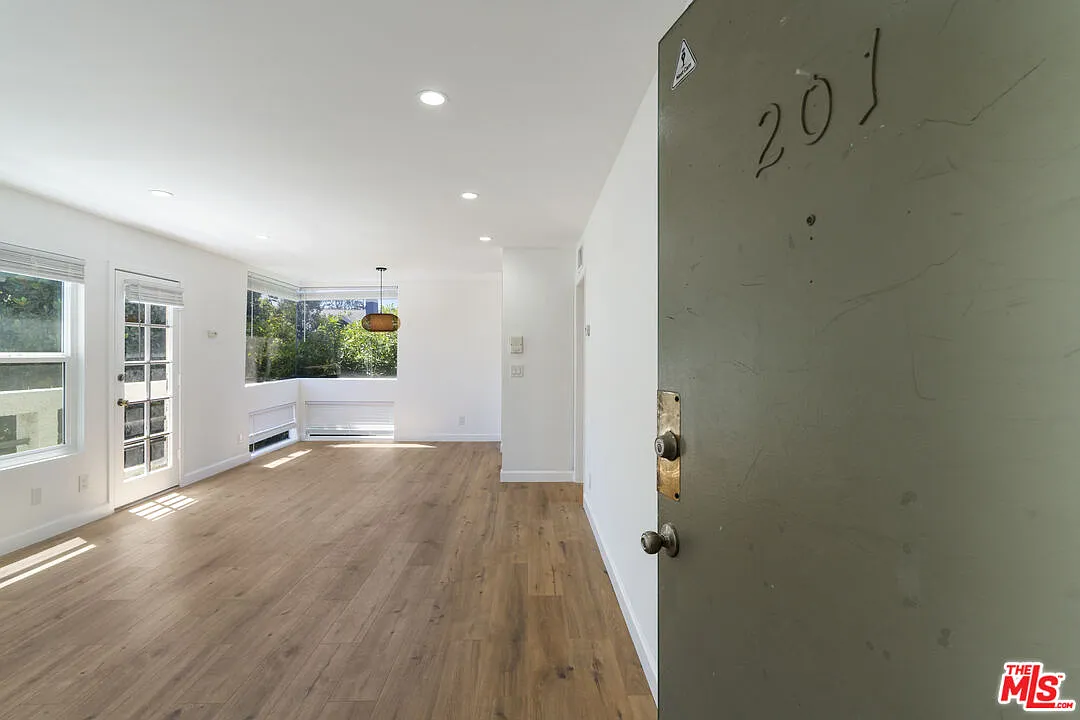 2 bed, 2.0 bath, 925 sqft, $3,195 — Photo 2