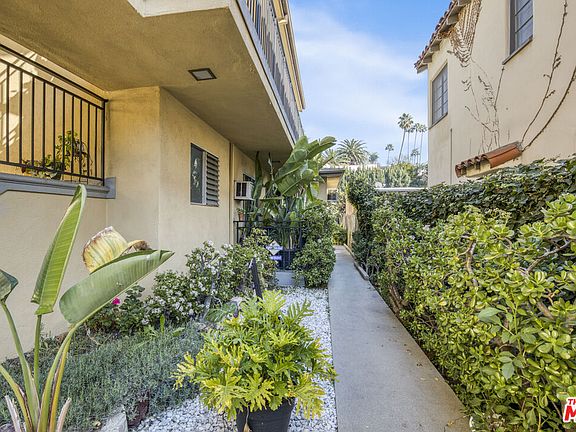 4th image of 2328 N Beachwood Dr